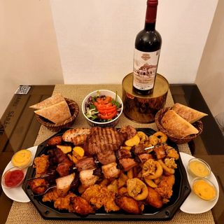 PLATOU GOURMAND 2200g +O STICLA DE VIN HANU' SARARIE 750 ml  - pentru 4 pers