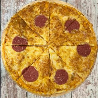 Пицца с колбасой