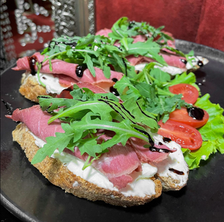 Bruschete cu Roast Beef