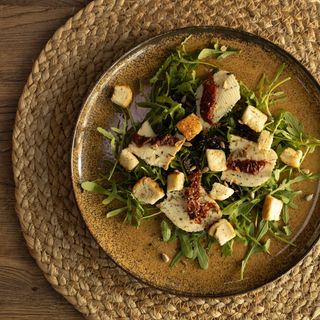 Sałatka z owczym serem i suszonymi pomidorami