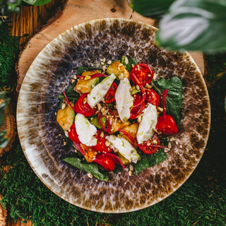 Салат с томатами, обжаренным цуккини и творожным сыром