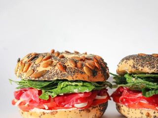 Бейгл Цезар з лососем (320г)