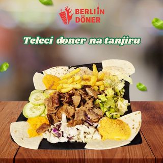 Teleći Doner porcija na tanjiru