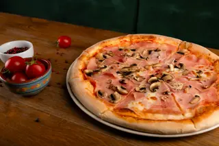 Pizza Prosciutto e Funghi