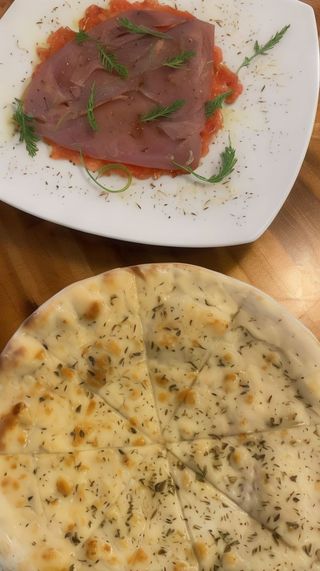 Carpaccio Di Tonno Rosso Affumiciato Con Sottofondo Di Pomodoro