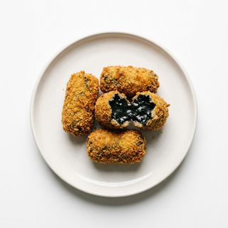 Croquetas De Chipirones En Su Tinta (Ración)