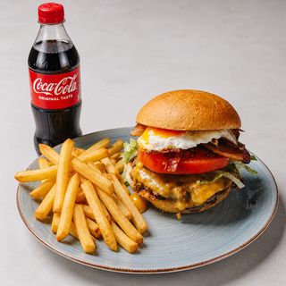 Bacon Smash burger s malim krumpirićima i piće