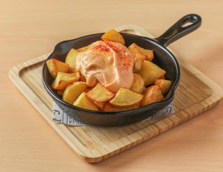 Patatas bravas con nuestra salsa