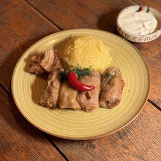 Sărmăluțe cu mamaligă, smântână și ardei iute