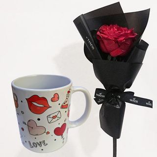 Une rose avec tasse