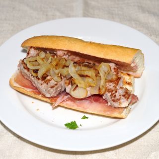 Bocadillo De Lomo Queso Y Cebolla