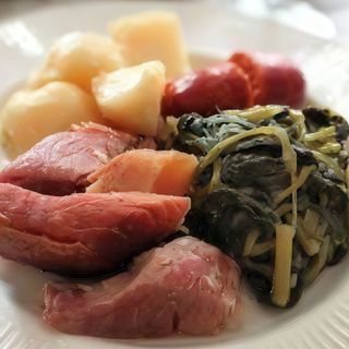 Lacón Con Grelos Con Cachelos Y Chorizo