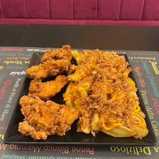 Crispy picant de pui cu cartofi prajiti cu sos cheddar si ceapa prajita