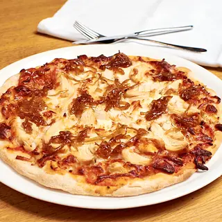 Pizza de pollo a l'ast y cebolla caramelizada
