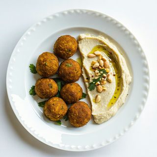 falafel cu hummus și semințe de pin