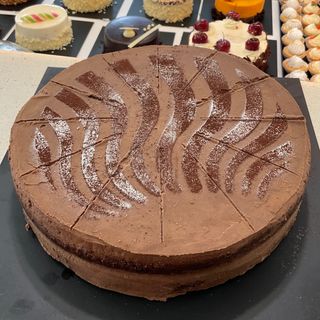 Porción de tarta de chocolate con avellana
