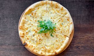 პიცა 4 ყველი ცხარე თაფლის სოუსით