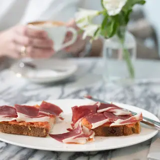 Tosta con paleta ibérica de bellota y tomate