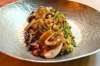 CALAMARCITOS ENCEBOLLADOS