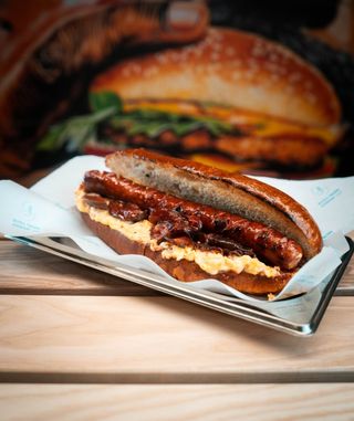 Хот-дог із скремблом та беконом