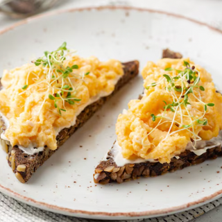 Tosta de Huevo Revuelto