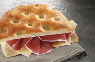 Panfocaccia maionese cotto formaggio pomodori insalata