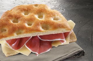 Panfocaccia maionese cotto formaggio pomodori insalata