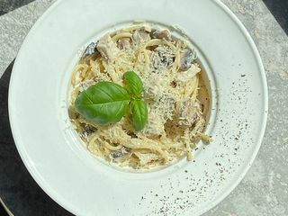 Паста з куркою та соусом білий гриб (300г)