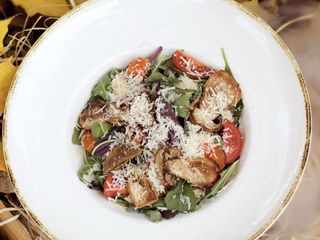 Салат з білими грибами та горіховим соусом