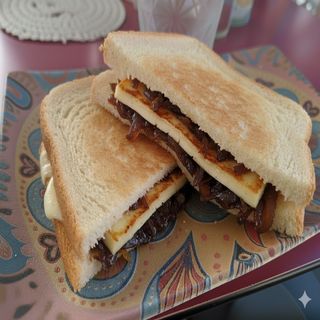 Bikini de formatge havarti i ceba caramelitzada