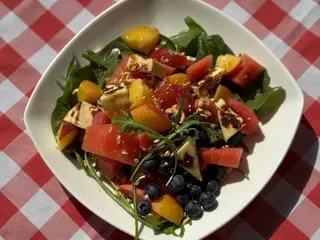 Салат із сиром халумі, ягодами та фруктами (350g)