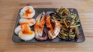 Pulpo a la plancha con grelos