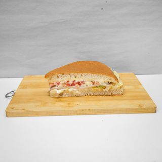 Pizza primavera fredda con tonno, pomodoro, insalata, maionese