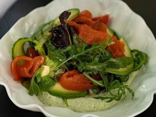 Салат з лососем та крем-сиром (220g)