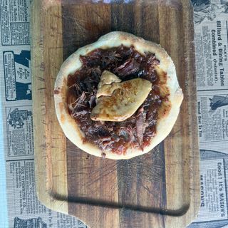 Coca De Ceba Amb Ànec Esmollat I  Foie