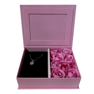 Cutie cu trandafiri roz si colier 