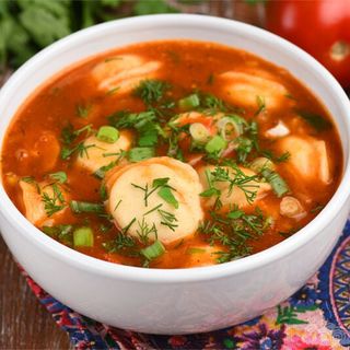 Пельмени в бульоне с овощами