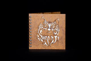 Agenda 10x10 din lemn cu fata de pisica