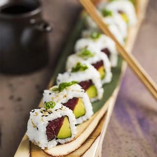 Uramaki maguro avocado (8 piezas) (Uramaki de atún y aguacate )