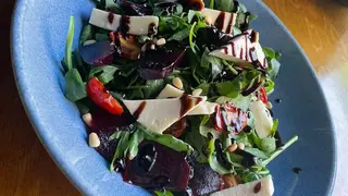 Салат из свеклы с сыром Брынза, вялеными томатами и рукколой