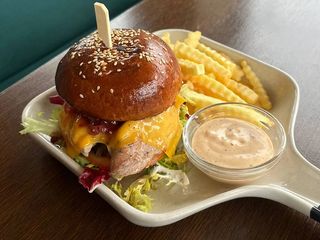 Бургер з куркою та картопля фрі (360g)
