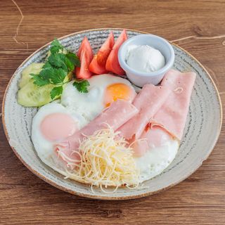 Jaja sa šunkom i sirom