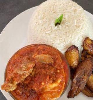 Turkey stew with white rice and plantain 