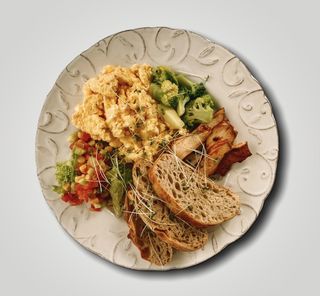 Скрембл з брокколі та курячим філе на грилі (330г)