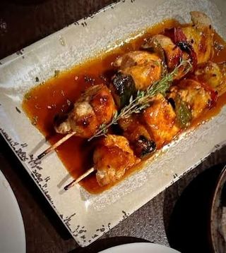 Brocheta de pollo con salsa de miel y curry (2 uds.)