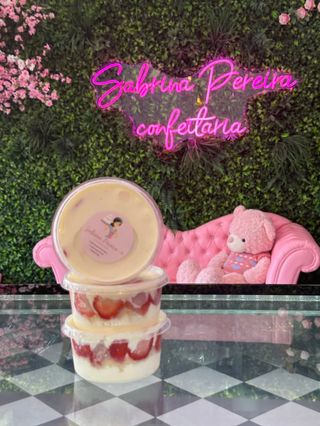 Bolo de pote ninho com morangos frescos 