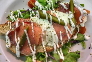 Bruschetta de Salmão Fumado, Pepino e Queijo Philadelphia