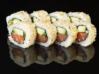 Uramaki surowy łosoś, serek, warzywa, posypany sezamem 8 szt.