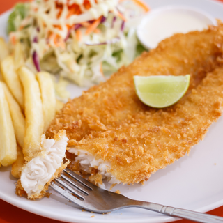 Dorsz smażony, ziemniaki, surówka.