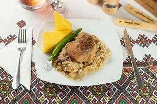 Pulpă de rață în sos de vin cu varză călită și mămăligă